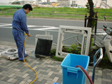分解作業にて取り外した部品を別場所にて洗浄